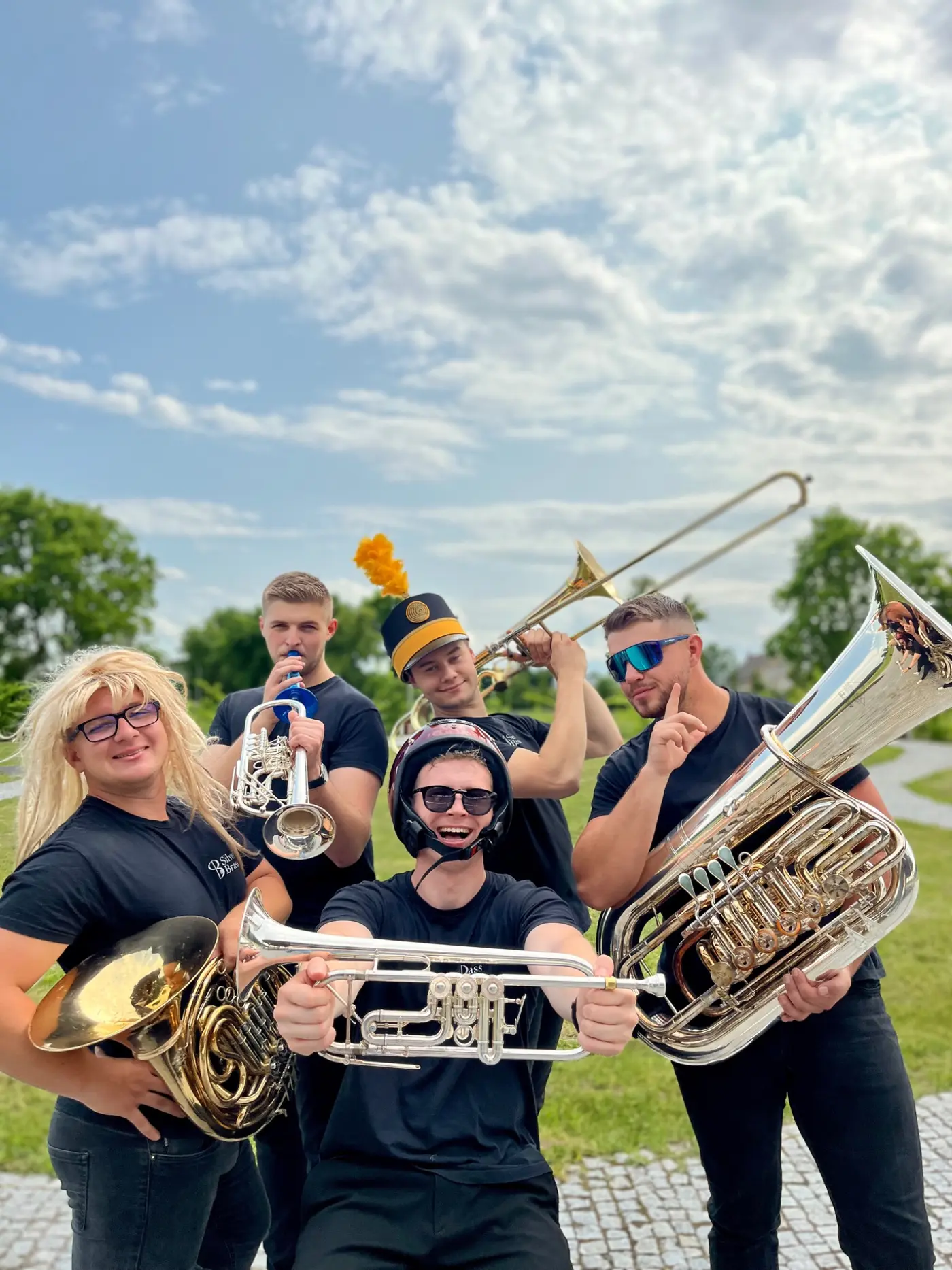 Pięciu muzyków Silver Brass z instrumentami i zabawnymi nakryciami głowy — sesja programu Muzyczna Essa