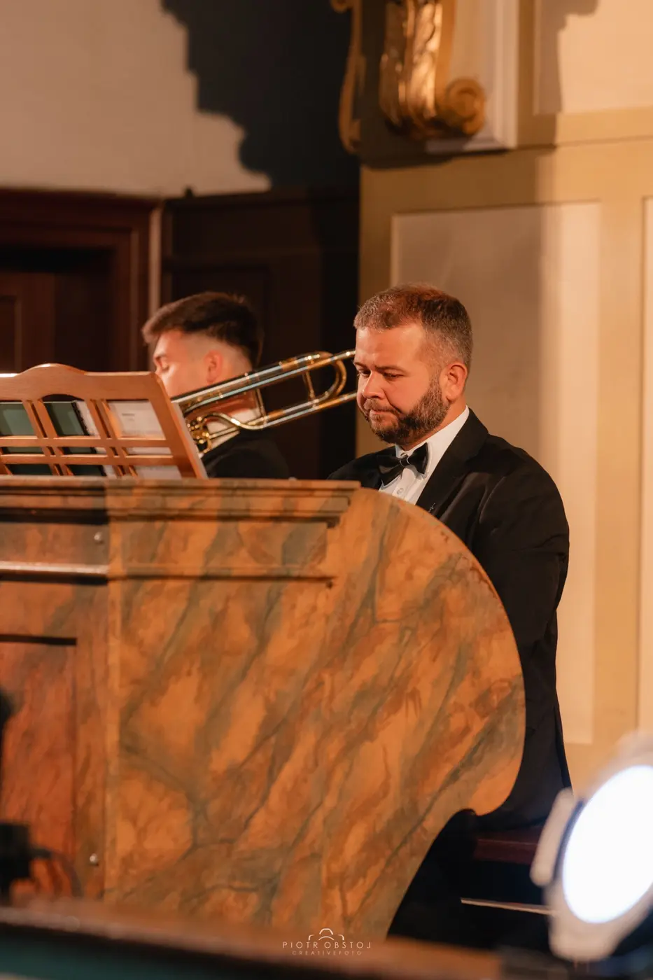 Organista przy kontuarze organów kościelnych — muzyka organowa w programach Silver Brass