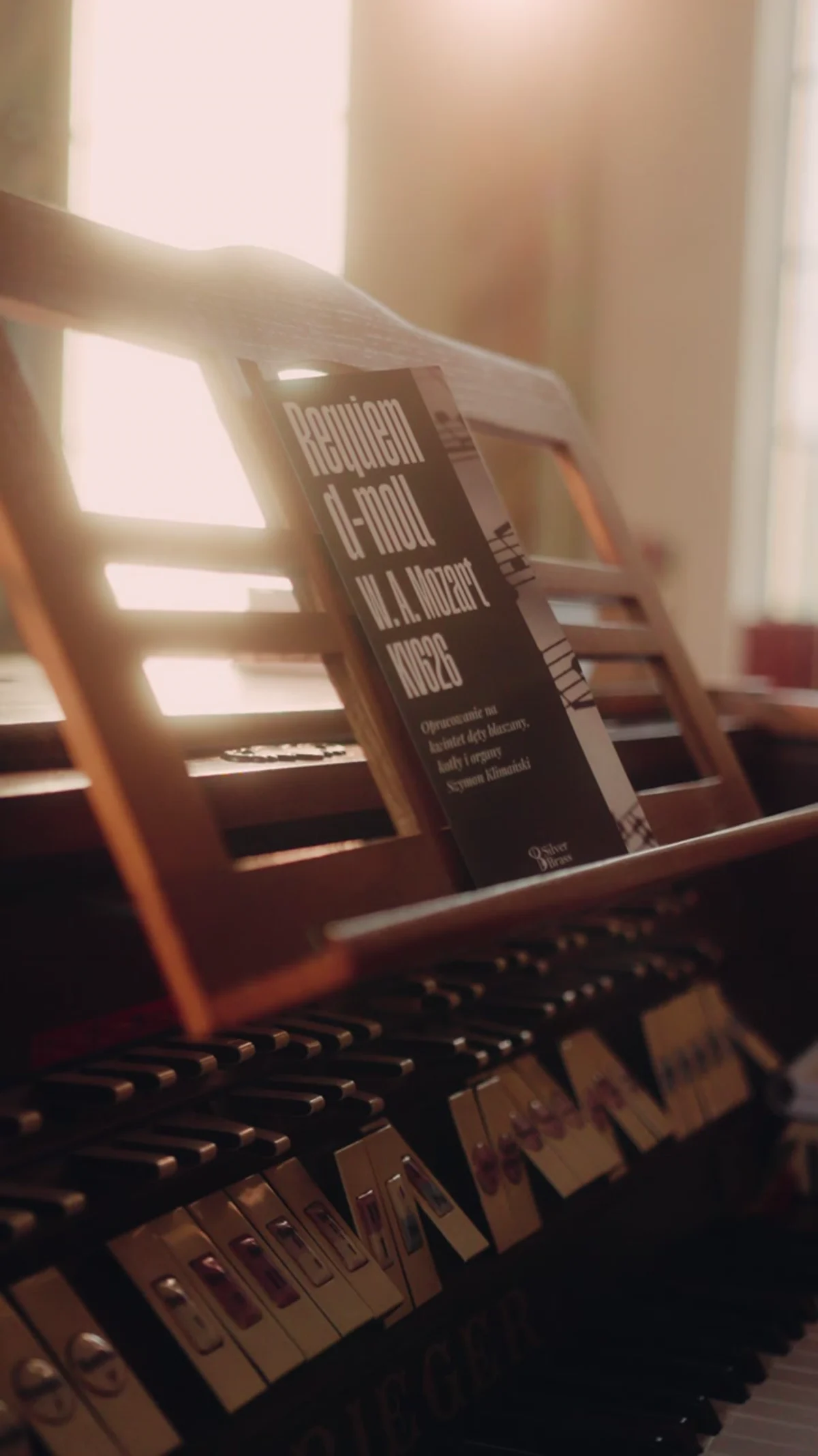 Klawiatury i pulpit organów kościelnych — instrument w obsadzie Requiem Mozarta zespołu Silver Brass